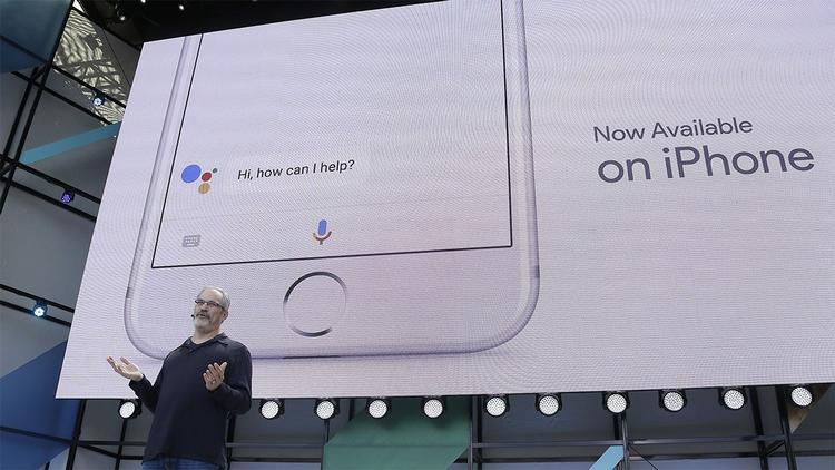 Scott Huffman fra Google afslører nyheden om, at Google Assistant nu kommer til iPhone som et alternativ til Siri. 