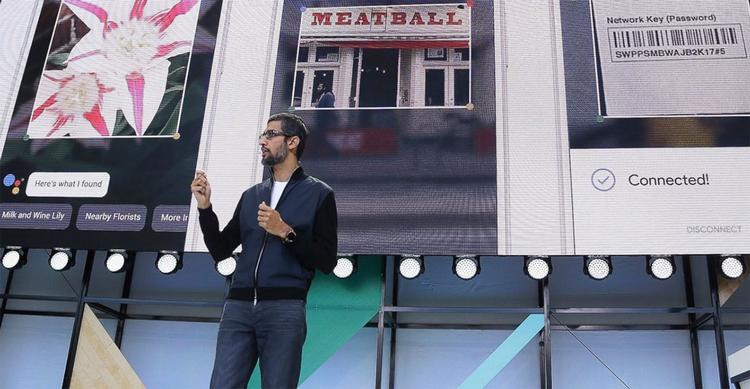 Googles øverste chef, Sundar Pichai, præsenterede Google Lens på udviklerkonferencen Google I/O forleden. Lens kan genkende genstande, der bliver opfanget af et smartphone og fortælle dig alt om dem. 