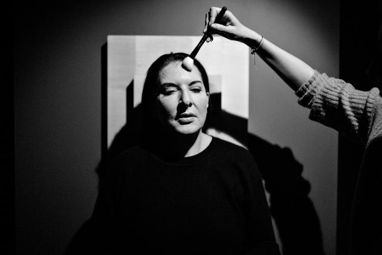 Den serbiskfødte performancekunstner og verdensstjerne Marina Abramovic er aktuel med selvbiografien 'At gå igennem mure'. Hør Lilian Munk Rösings anmeldelse i ugens Bogfolk - Politikens Litteraturpodcast.
 