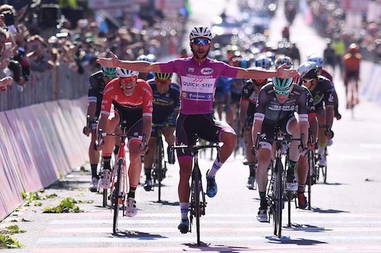 For fjerde og sidste gang er Fernando Gaviria først over målstregen i årets Giro d'Italia og skal nu føre pointtrøjen sikkert til Milano. Foto: La Presse - D'Alberto/Ferrari/Paolone/Spada. 