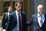 Anthony Weiner forlader retten efter at have erkendt sig skyldig i at have sendt ulovlige beskeder til en mindreårsig. Han risikerer nu flere års fængsel.   