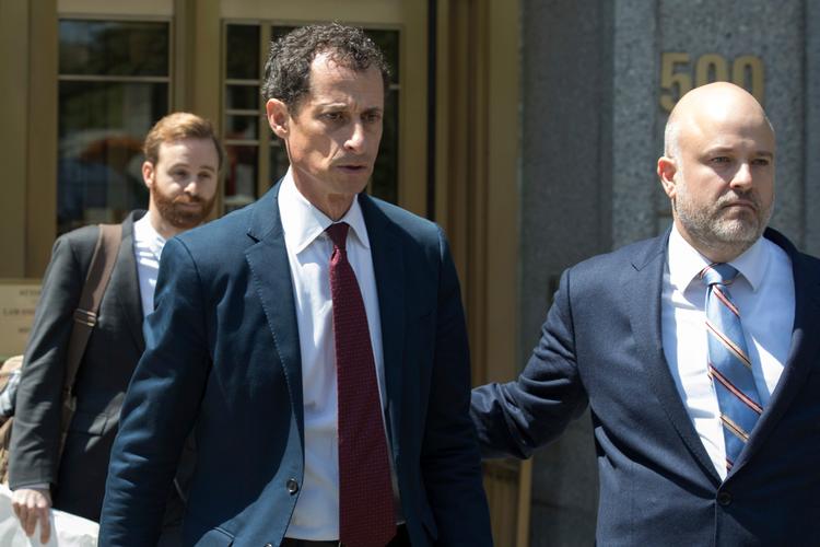 Anthony Weiner forlader retten efter at have erkendt sig skyldig i at have sendt ulovlige beskeder til en mindreårsig. Han risikerer nu flere års fængsel.   