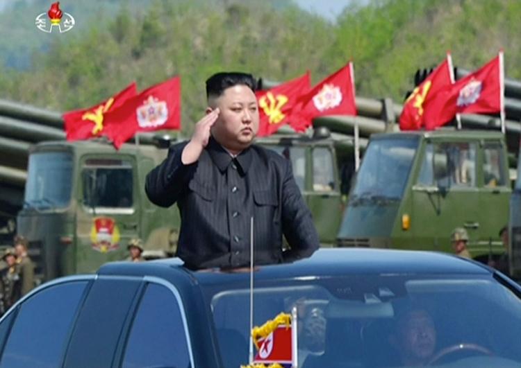 Nordkoreas diktator, Kim Jong-un, under militærparade for nylig. 