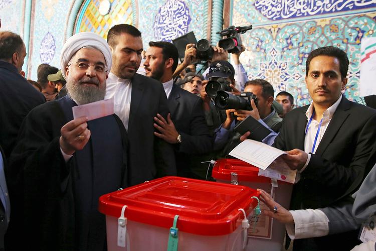 Hassan Rouhani strålede af optimisme, da han i går afgav sin stemme. 