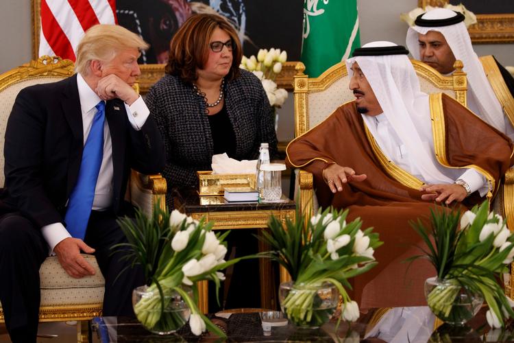 Donald Trump og kong Salman taler med hinanden efter velkomstceremonien. 