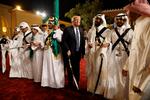 Inden en festmiddag lørdag aften fik Donald Trump en svingom med en større gruppe saudiarabiske dansere klædt i hvide kjortler. 