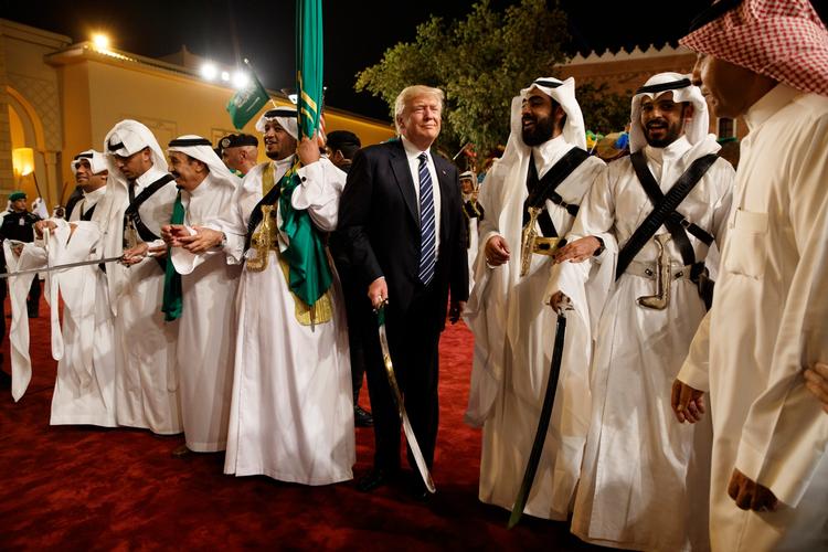 Inden en festmiddag lørdag aften fik Donald Trump en svingom med en større gruppe saudiarabiske dansere klædt i hvide kjortler. 