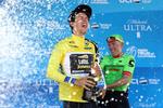Andrew Talansky giver den storsmilende sejrherre George Bennett et champagnebad på podiet i Pasadena. Foto: Getty Images for Amgen Tour of California. 