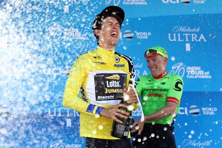Andrew Talansky giver den storsmilende sejrherre George Bennett et champagnebad på podiet i Pasadena. Foto: Getty Images for Amgen Tour of California. 