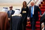 USA's præsident Donald Trump besøgte i weekenden den saudiarabiske kongefamilie. Præsidenten bliver nu kaldt for en »hykler« af folk på Twitter, fordi han bukkede for den saudiske Kong Salman - det samme, som han kritiserede Obama for i 2012. 