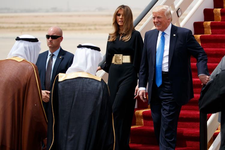 USA's præsident Donald Trump besøgte i weekenden den saudiarabiske kongefamilie. Præsidenten bliver nu kaldt for en »hykler« af folk på Twitter, fordi han bukkede for den saudiske Kong Salman - det samme, som han kritiserede Obama for i 2012. 