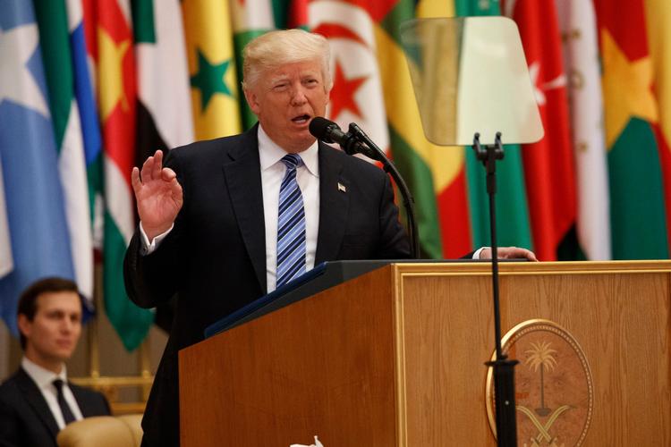 »Vi står nu over for en humanitær og sikkerhedspolitisk katastrofe, som spreder sig fra denne region«, siger Trump efter at have fået en varm modtagelse i den saudiarabiske hovedstad, Riyadh. 