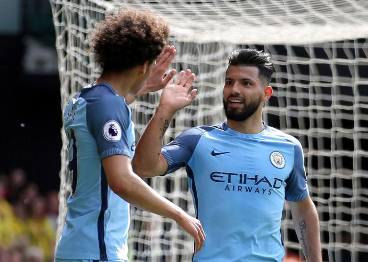 Med 2 af Manchester Citys 5 mål mod Watford nåede Sergio Aguero (th.) 20 i denne sæson, hvilket rakte til en fjerdeplads på topscorerlisten. 