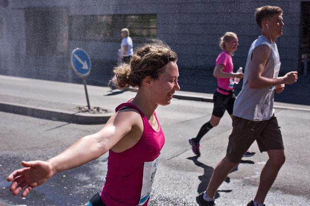 Kl. 9.30 i morges lød startskuddet til Copenhagen Marathon 2017. Solen skinnede fra en skyfri himmel, og 8.100 løbere nåede hele vejen til målstregen.  