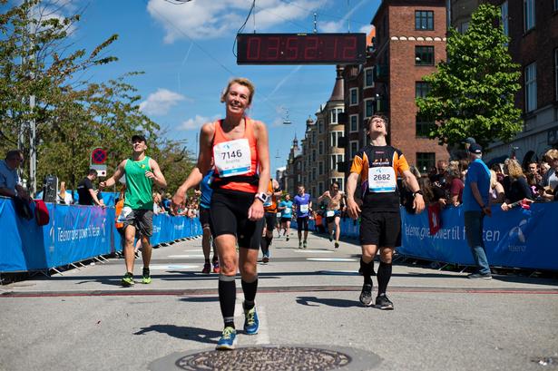 Kl. 9.30 i morges lød startskuddet til Copenhagen Marathon 2017. Solen skinnede fra en skyfri himmel, og 8.100 løbere nåede hele vejen til målstregen.  