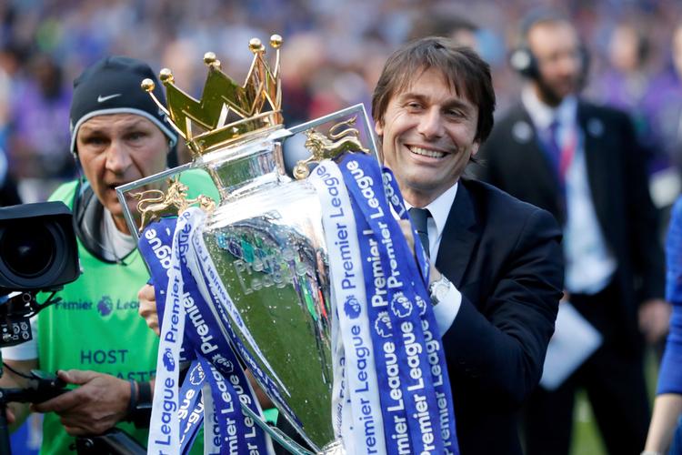 Som den fjerde italiener på otte år fik Antonio Conte i går fingre i Premier League-trofæet.  