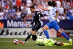 Cristiano Ronaldo trækker forbi Carlos Kameni og bringer Real Madrid foran 1-0 i kampen, der sikrede kluibben det første spanske mesterskab siden 2012. 