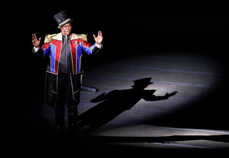 Artisterne i et store amerikanske cirkus Ringling Brothers and Barnum & Bailey har optrådt for sidste gang. Cirkusset lukker og slukker nu for stedse. Her er sprechstallmeister Jonathan Lee Iverson ved afskedsforestillingen i New York. 