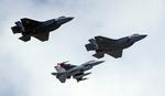 En F-16 har her selskabet af to F-35-jagerfly. Sidstnævnte erstatter førstnævnte i det danske luftvåben. 