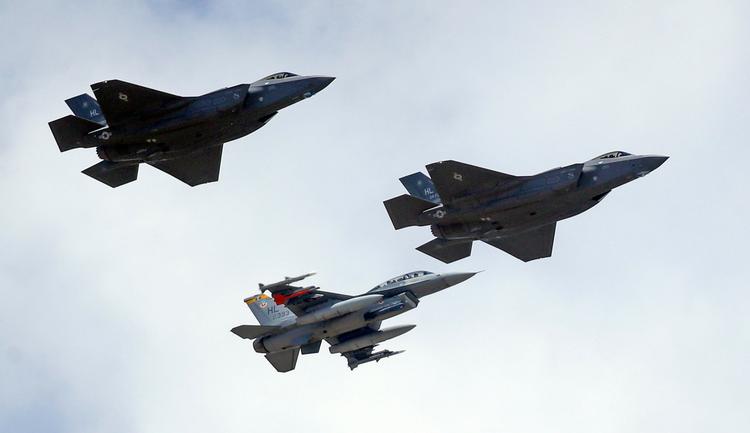 En F-16 har her selskabet af to F-35-jagerfly. Sidstnævnte erstatter førstnævnte i det danske luftvåben. 