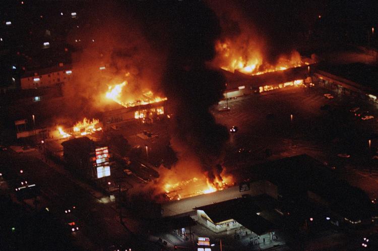 Store områder blev stukket i brand under nogle af de værste civile uroligheder i USA's historie. 
