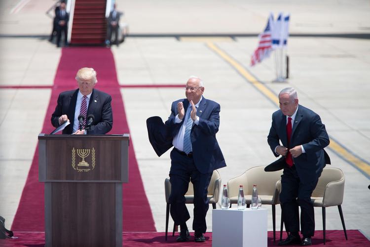 Trump taler under velkomstceremonien.  