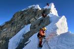 Et stykke bjergbestiger-historie er væk. Her ses en gruppe bjergbestigere på vej op ad Mount Everests sidste udfordring - The Hillary Step - som nu er faldet sammen. (arkivfoto) 