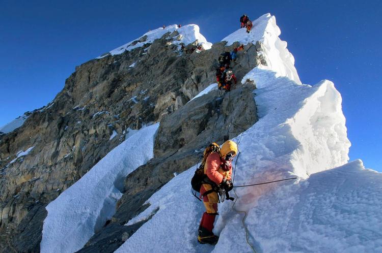 Et stykke bjergbestiger-historie er væk. Her ses en gruppe bjergbestigere på vej op ad Mount Everests sidste udfordring - The Hillary Step - som nu er faldet sammen. (arkivfoto) 