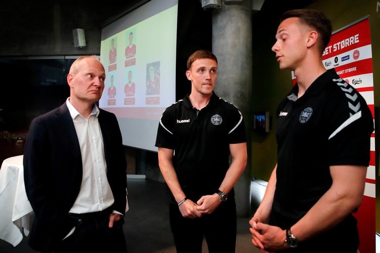 Til præsentationen af EM-truppen have Niels Frederiksen selskab af sine anfører og sin topscorer, Lasse Vigen Christensen og Marcus Ingvartsen. 