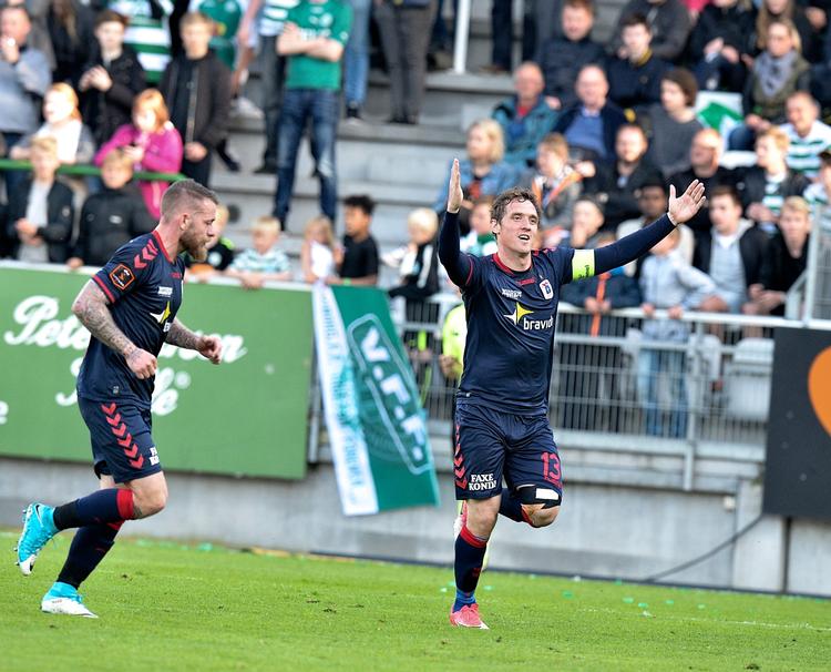 På et straffespark begået mod Maryin Spelmann (tv.) scorede Morten 'Duncan' Rasmussen AGF's mål til 1-1. 