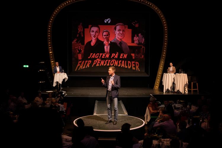 Nogle af underskriverne på fagforbundet 3F’s protest mod højere pensionsalder fik en festaften i Cirkusbygningen med vin og tapas betalt af 3f. En glimrende investering. Det lykkedes jo, mente deltagere. Foto: Finn Frandsen 