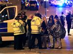Politi- og ambulance rykkede til Manchester Arena efter af en formodet terrorbombe i nat dræbte mindst 19 mennesker ved en Ariana Grande koncert. 