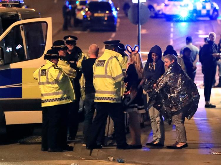 Politi- og ambulance rykkede til Manchester Arena efter af en formodet terrorbombe i nat dræbte mindst 19 mennesker ved en Ariana Grande koncert. 