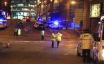 Klokken 23.33 dansk tid modtog politiet det første alarmopkald. Det stod hurtigt klart, at der var tale om et angreb i Manchester Arena. 