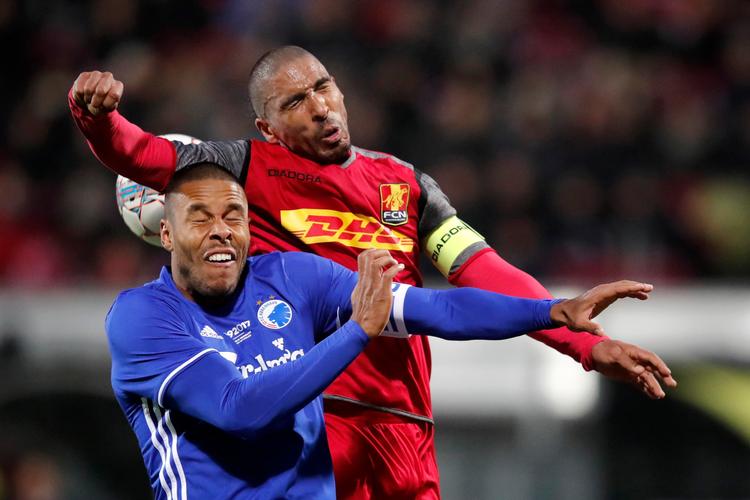 Patrick Mtiliga har været med på hjemmebane i Farum til at hente en del point mod FCK's favoritter. Her er han (i rødt) i en duel med FCK's Mathias 'Zanka' Jørgensen, der nu spiller i Huddersfield 