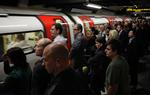 Det kan komme forekomme umuligt at få plads i et tog på Victoria Line i London, når der er mest travlt. Men nu skrues der der op trafikken.  