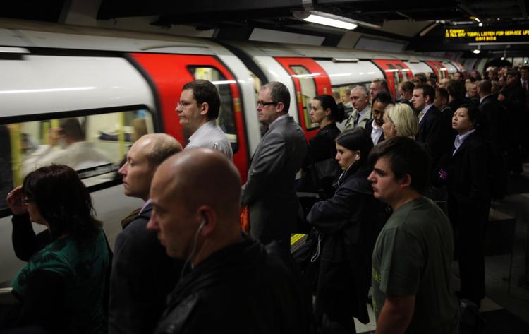 Det kan komme forekomme umuligt at få plads i et tog på Victoria Line i London, når der er mest travlt. Men nu skrues der der op trafikken.  