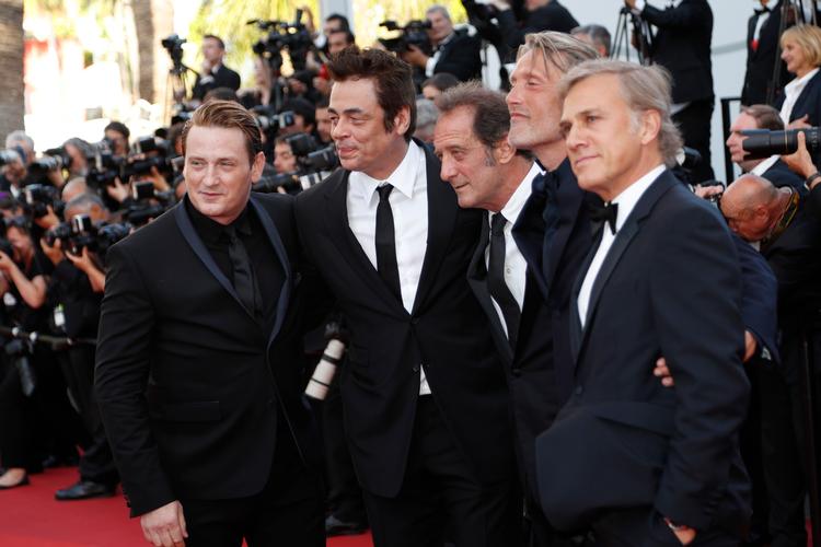 Mads Mikkelsen i fornemt selskab i går på den røde løber i Cannes. På billedet ses fra venstre skuespillerne 
Benoit Magical, Benicio del Toro, Vincent Lindon, Mads Mikkelsen og Christoph Waltz. 