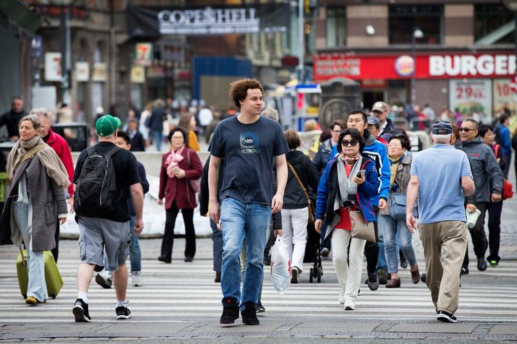 22-årige Marcus Hutchins er i Danmark til en konference om cybersikkerhed. For 13 dage siden stoppede han den verdensomspændende WannaCry-virus i at sprede sig yderligere, men nu frygter han, at de britiske mediers afsløring af hans identitet kan få konsekvenser for ham. 