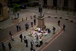Blomsterbuketter hobede sig op i det centrale Manchester efter det dræbende terrorangreb rettet mod børn og unge. 
