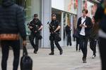 Bevæbnet politi fylder i de britiske byers gadebillede, her i Manchester. Soldater passer imens mange af politiets traditionelle opgaver, blandet bevogtningen af parlamentet og regeringskontorerne. Foto: Dave Thompson/AP 