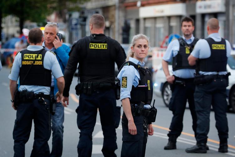 Politiet arbejder på Falkoner Alle 52 ved spisestedet Fontænen, hvor der er blevet affyret skud. 