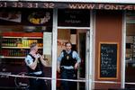 Politiet arbejder på Falkoner Alle 52 ved spisestedet Fontænen, hvor der er blevet affyret skud. 
