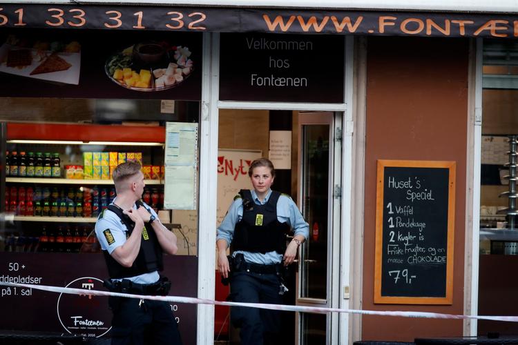 Politiet arbejder på Falkoner Alle 52 ved spisestedet Fontænen, hvor der er blevet affyret skud. 