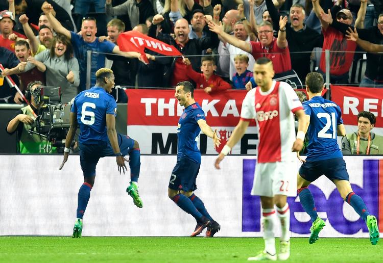 Målscorerne Paul Pogba (tv.) og Henrikh Mkhitaryan jubler, efter armeneren har scoret mål til 2-0 lige efter pausen. 
