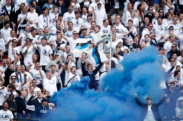 Både før kampen og ved 2. halvlegs start bliver Parken fyldt med røg fra tilhængernes medbragte fyrværkeri. 2. halvlegs start måtte udsættes nogle minutter for at få røgen til at lette. 