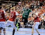 Den første finales storspiller, Lasse Mikkelsen, bryder igennem Aalborg-forsvaret og scorer. 'Tilskuere' er René Antonsen til venstre og Simon Hald. 