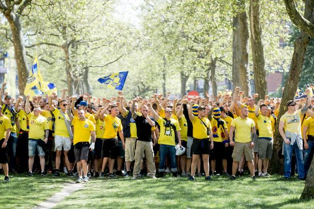 Tusindvis af Brøndby-tilhængere går før kampen i optog fra Kongens Nytorv til Parken. 