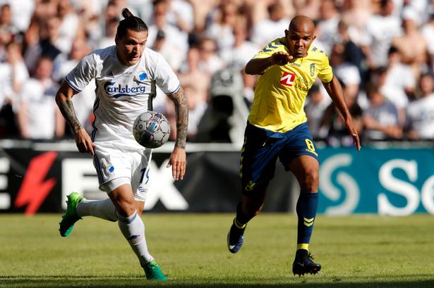 Pokalfinalen var fyldt med nærkampe med gule kort til følge. Her er FCK's Federico Santander og Brøndbys Rodolph Austin i fight. 