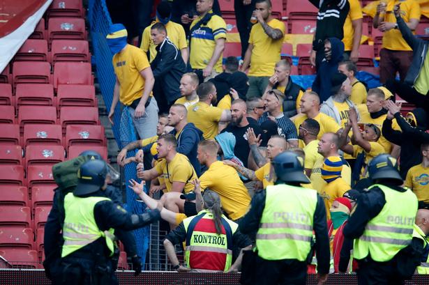 Mellem Brøndbys og FCK's fans var en tredjedel af C-tribunen ryddet, for at de to fangrupper ikke skulle stå tæt på hinanden. Før kampens start forsøgte Brøndby-fans forgæves at bryde gennem barrikaderne for at komme over til FCK's fans. 